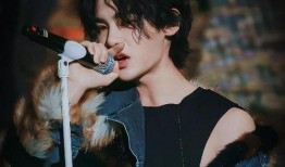 圈内爆料谭松韵黄明昊,甜蜜互动引粉丝热议！”